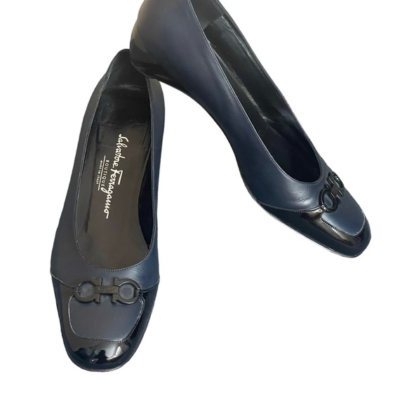 Salvatore Ferragamo Boutique
navy blue leather pumps 1.5 in.
heel. Women's 7.5 B - Picture 7 of 16